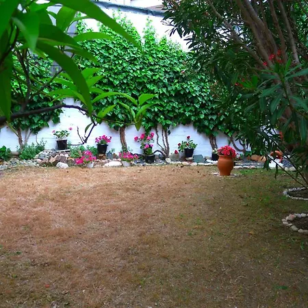 George & Sia's House Apartment