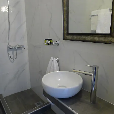 George & Sia's House Apartment