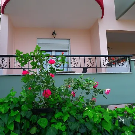 George & Sia's House Apartment *