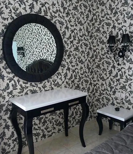 George & Sia's House Néos Marmarás