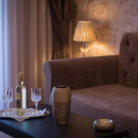 George & Sia's House * Néosz Marmarász